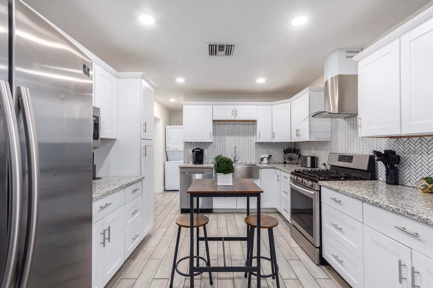 Amenities?w=400&h=260&fit=crop&q=40&auto=format&trim=auto