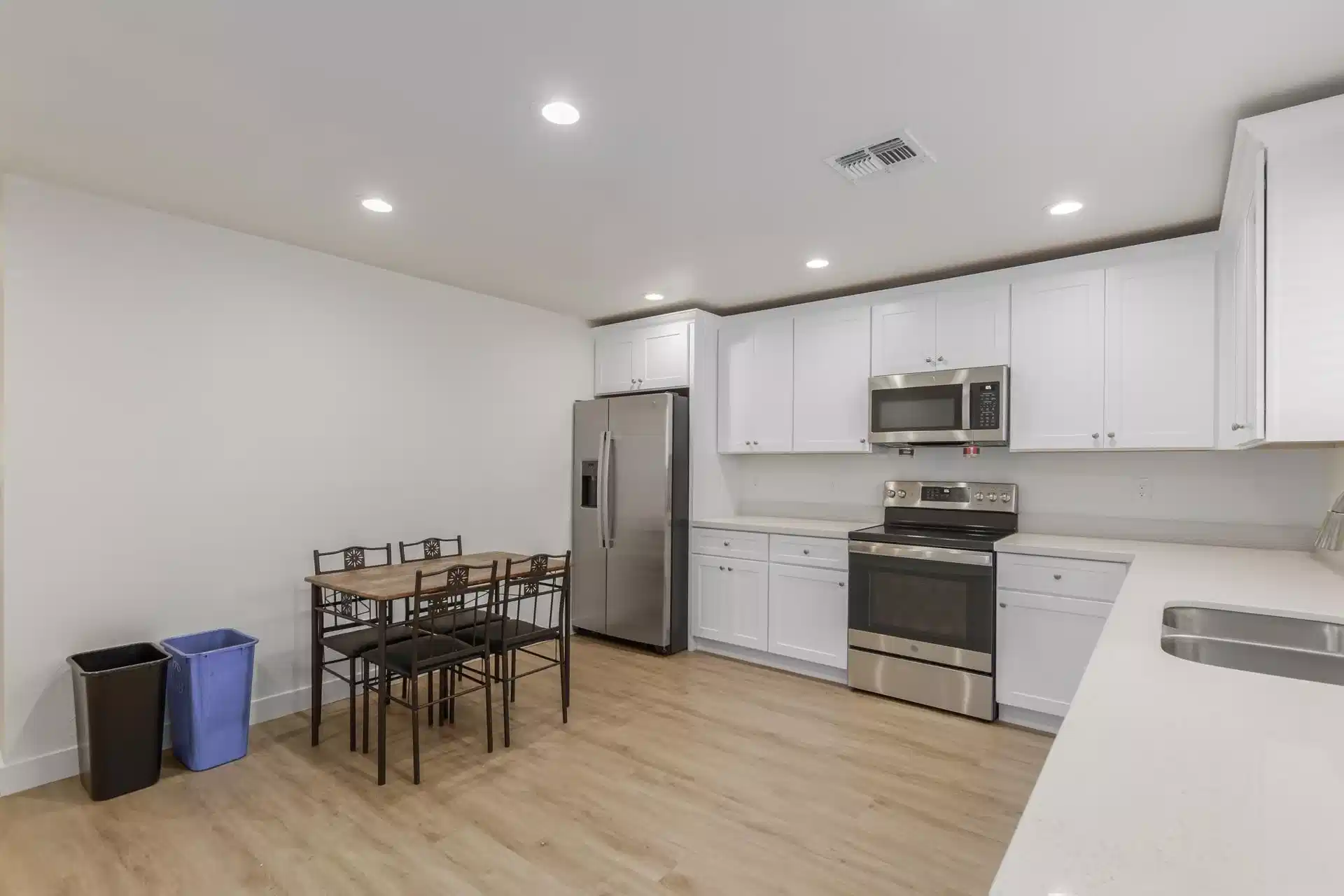 #12780: Room in 8 Bed 4 Bath - Bathroom?w=400&h=260&fit=crop&q=40&auto=format&trim=auto