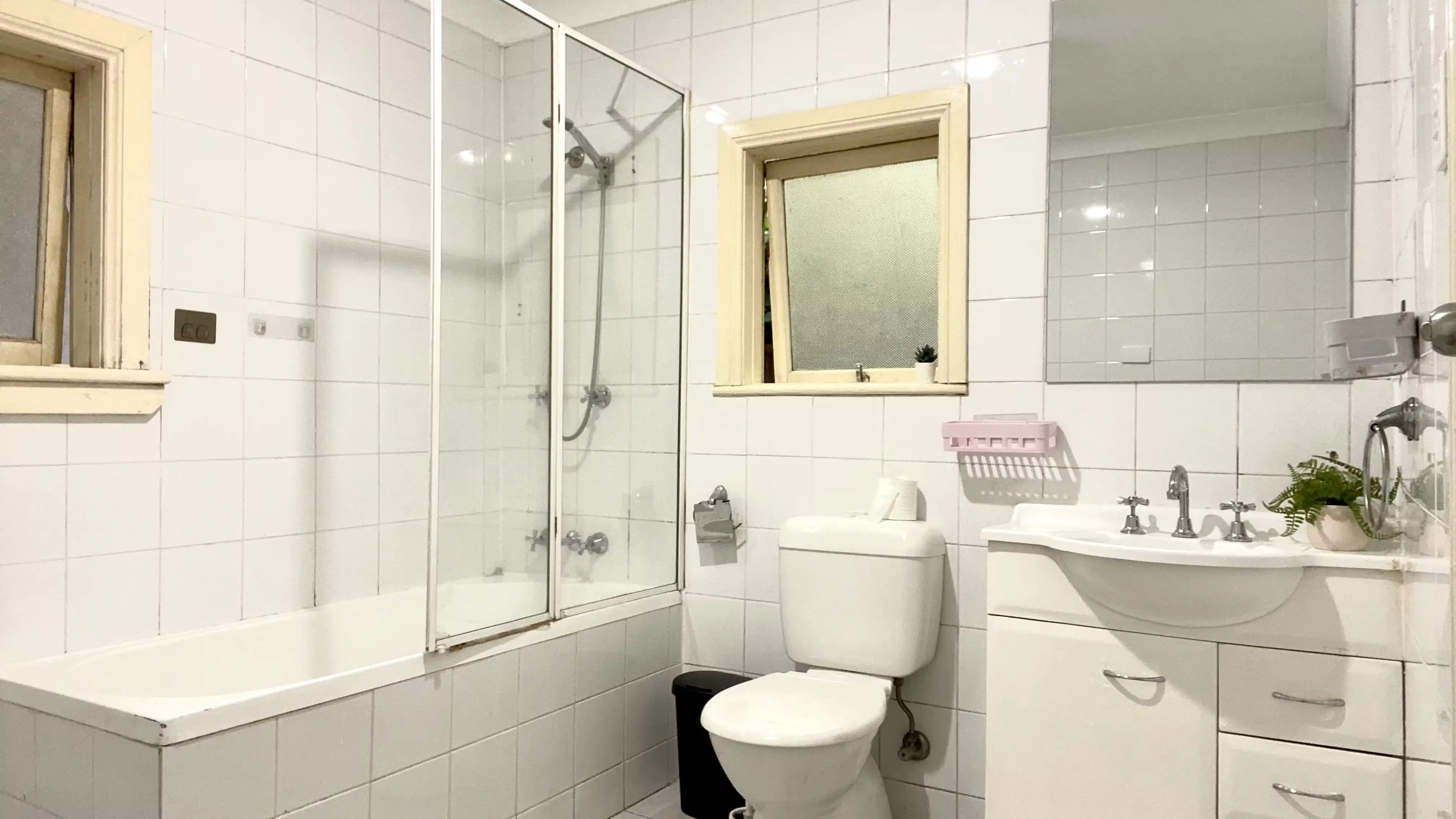 Room 1 - Bedroom?w=400&h=260&fit=crop&q=40&auto=format&trim=auto