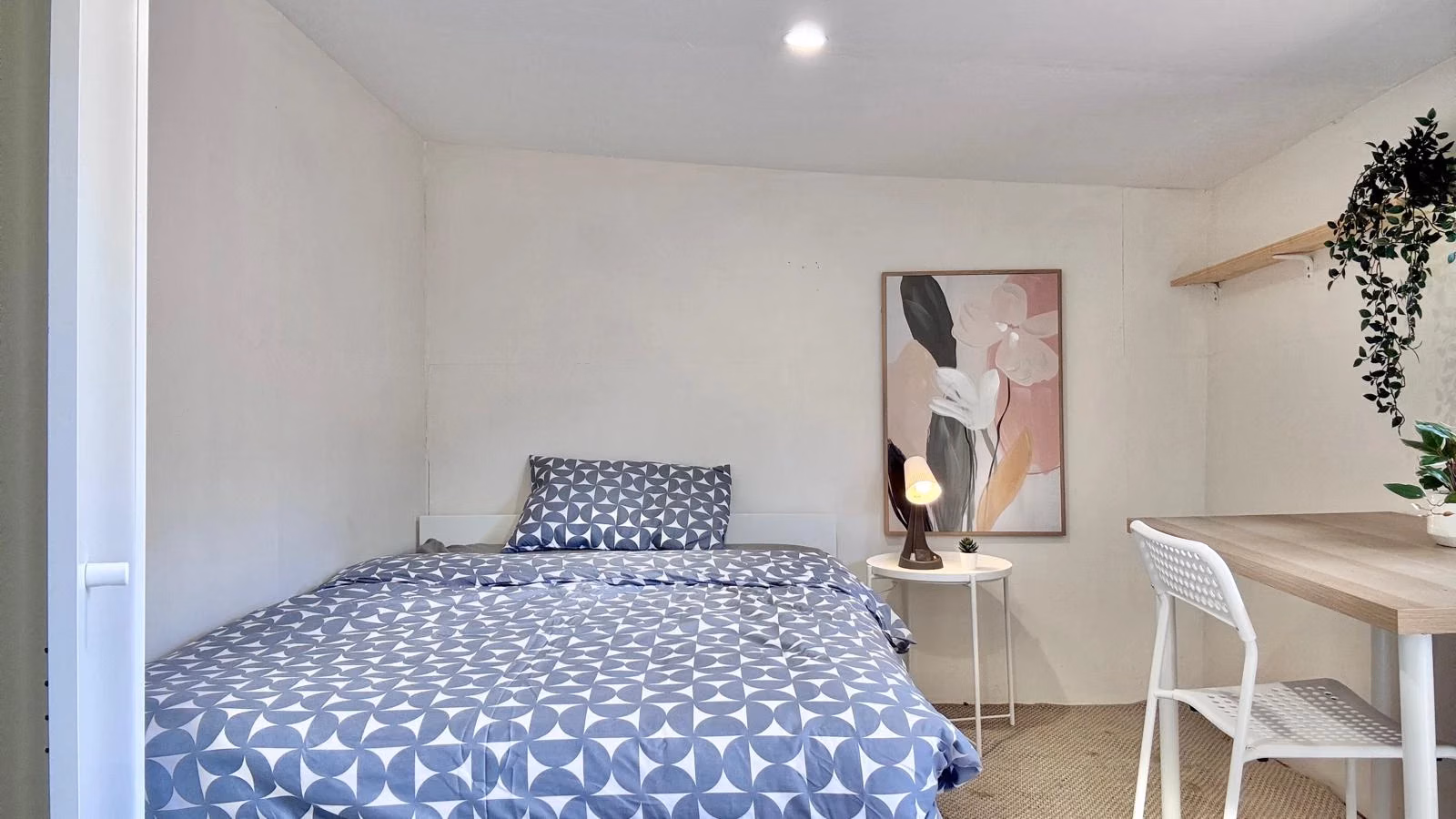 Room 5 - Bedroom?w=400&h=260&fit=crop&q=40&auto=format&trim=auto