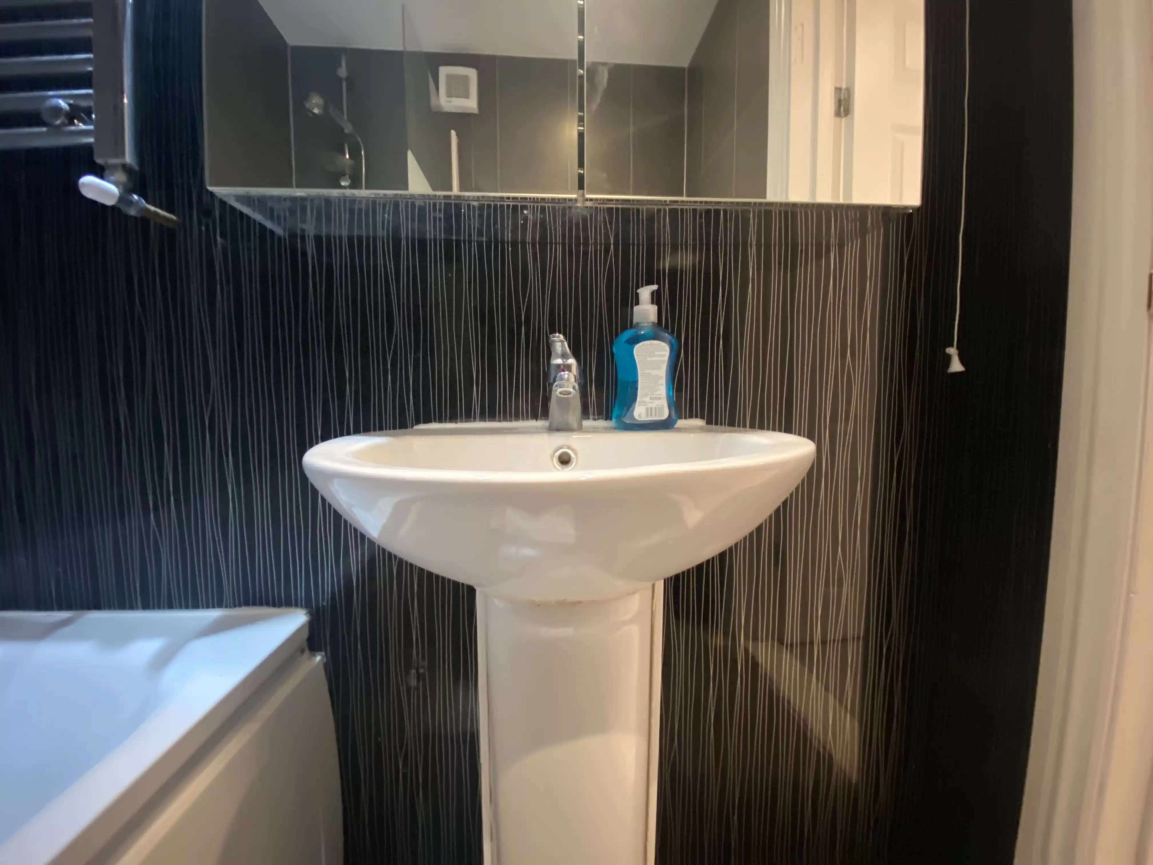 Bathroom?w=400&h=260&fit=crop&q=40&auto=format&trim=auto