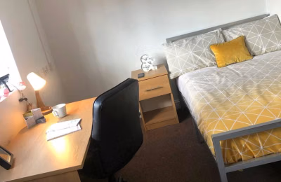Bedroom?w=400&h=260&fit=crop&q=40&auto=format&trim=auto