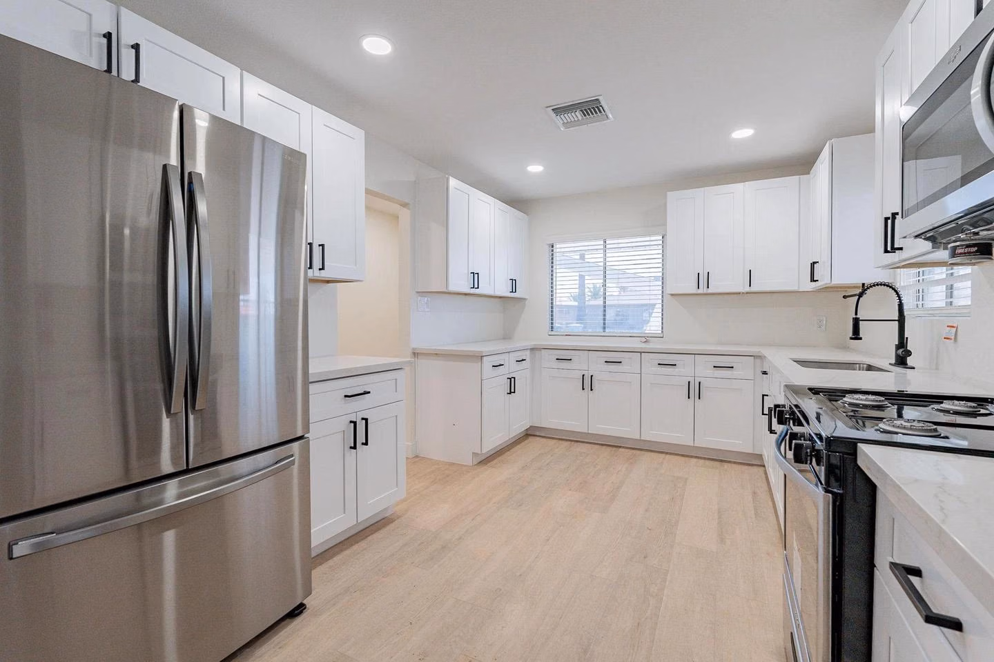 #30719 : Room in 8 Bed 3 Bath - Bathroom?w=400&h=260&fit=crop&q=40&auto=format&trim=auto