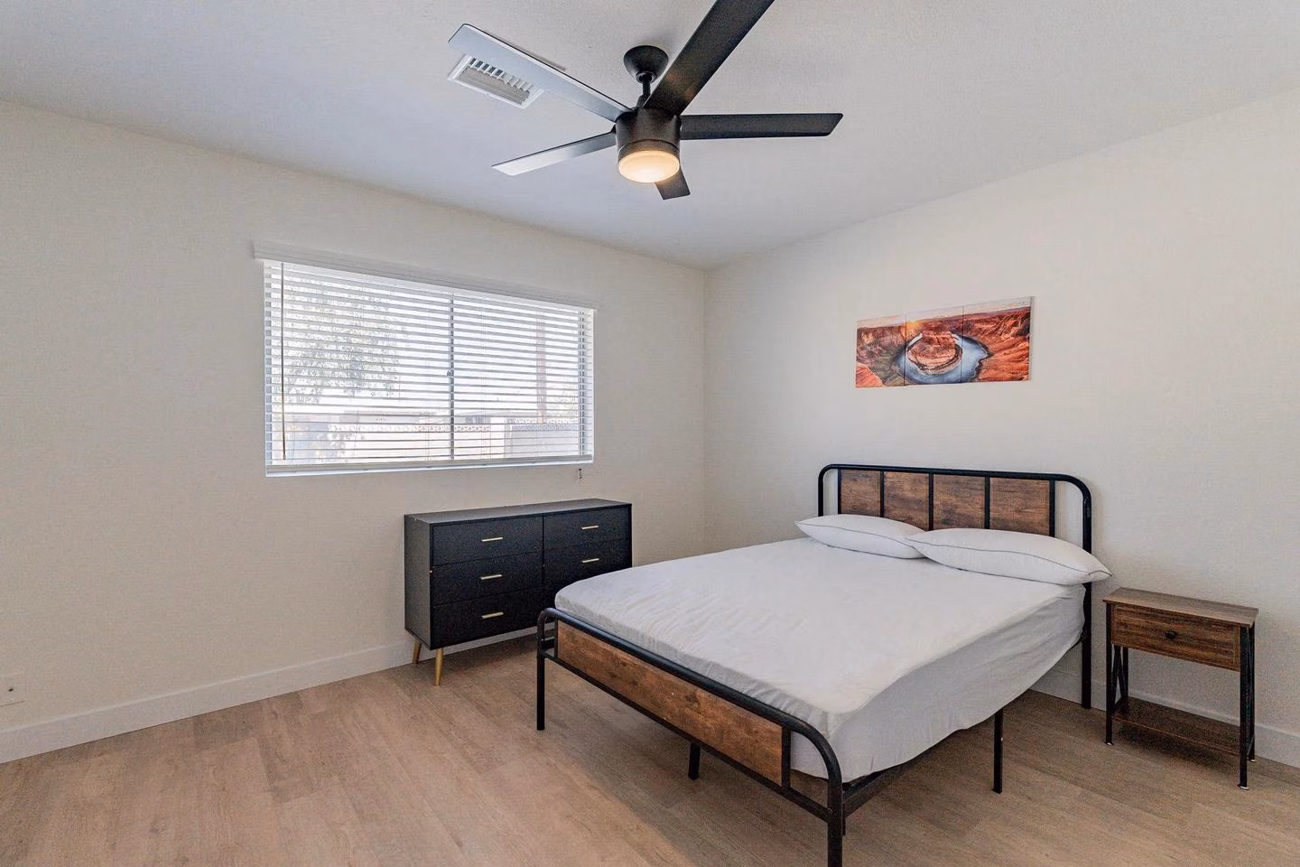 PDP 85051, Phoenix - Phoenix, Arizona, United States - #23491: Room in 6 Bed 2 Bath - Bedroom