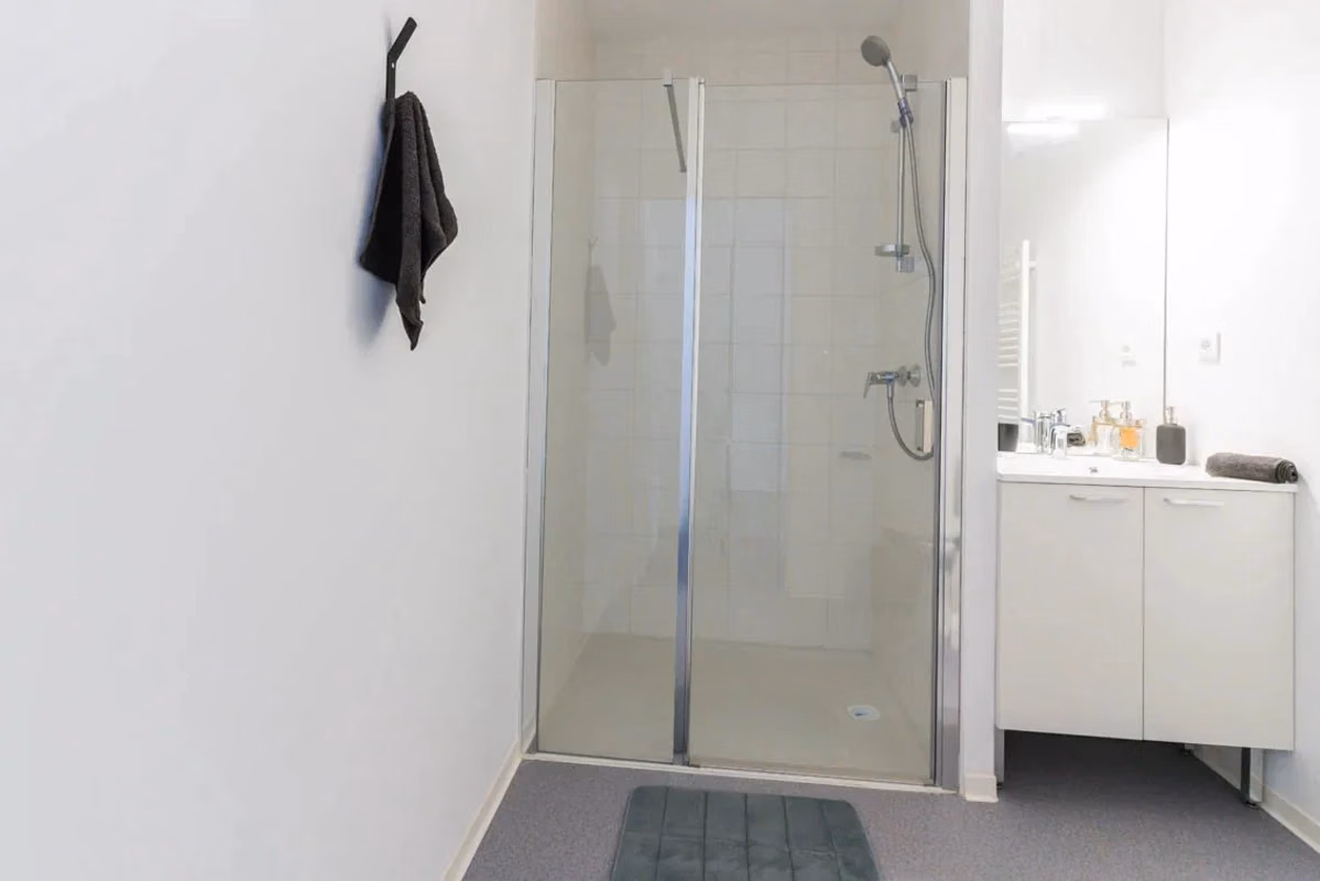 Common Area?w=400&h=260&fit=crop&q=40&auto=format&trim=auto