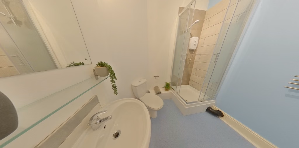 214 West Parade, Lincoln - Lincoln, England, United Kingdom - Bathroom