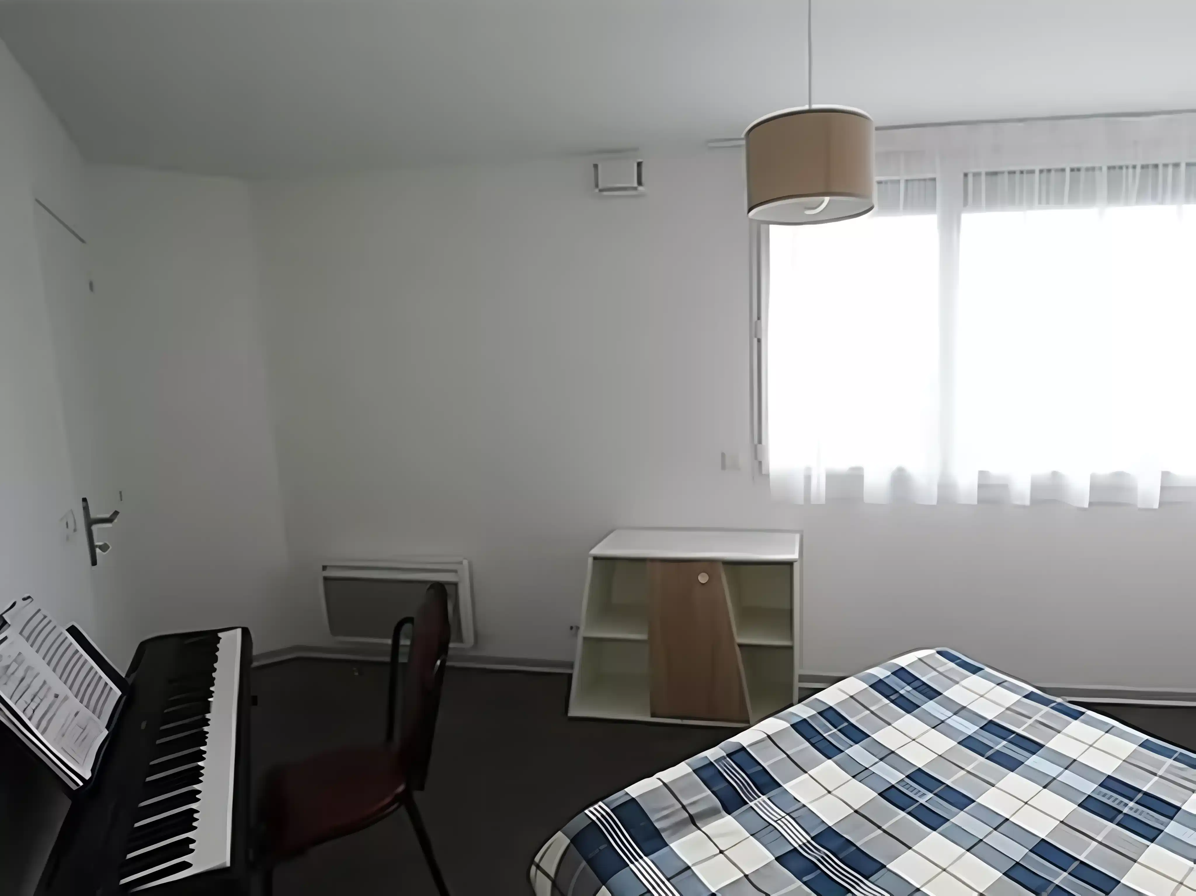 Common Area?w=400&h=260&fit=crop&q=40&auto=format&trim=auto