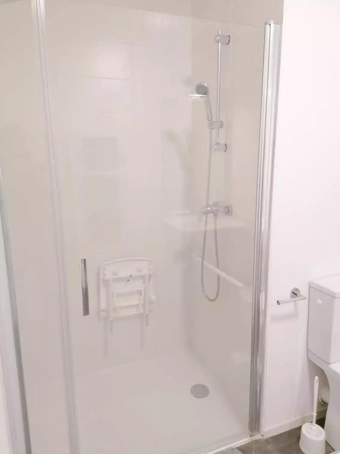 Amenities?w=400&h=260&fit=crop&q=40&auto=format&trim=auto