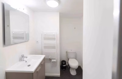 Common Area?w=400&h=260&fit=crop&q=40&auto=format&trim=auto