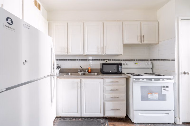  Room in a 4 Bed 1 Bath | Deluxe  - Bedroom?w=400&h=260&fit=crop&q=40&auto=format&trim=auto