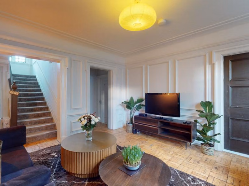 Hawthorn Crescent, London - London, England, United Kingdom - Amenities