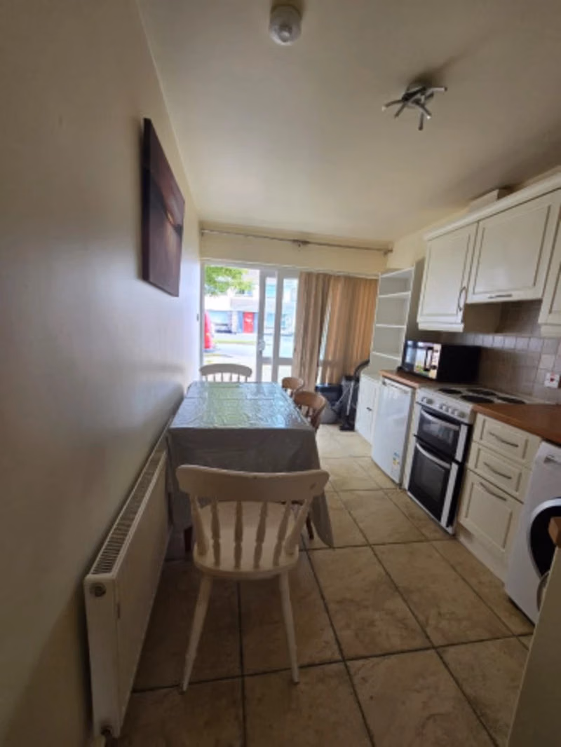 Room in a 2 Bedroom Apartment, 163 A Lurgan Park, Renmore, Galway H91 Y867 - Galway, Ireland - 2 Bedroom 1 Bathroom Apartment - Kitchen