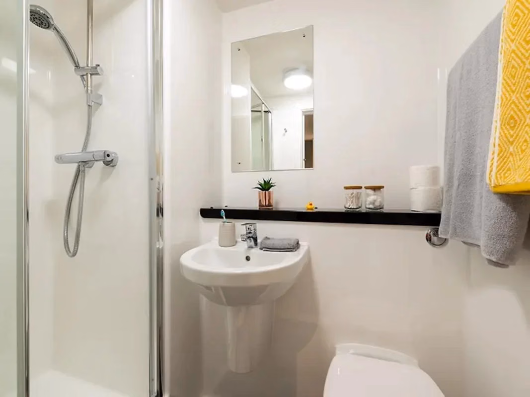 Carrick View, Falmouth  - Falmouth, England, United Kingdom - 7 Bed Standard En-suite (Restricted View) - Bathroom