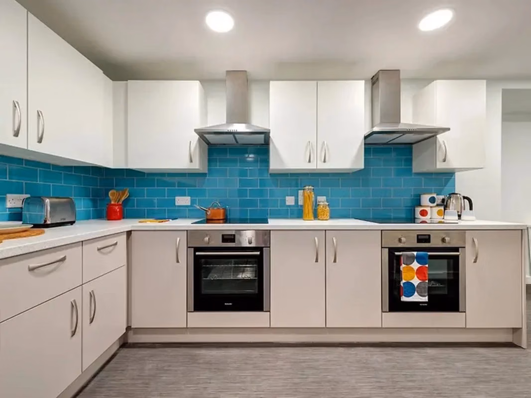 7 Bed Standard En-suite (Restricted View) - Bathroom?w=400&h=260&fit=crop&q=40&auto=format&trim=auto