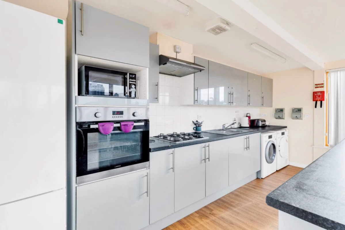 Common Area?w=400&h=260&fit=crop&q=40&auto=format&trim=auto