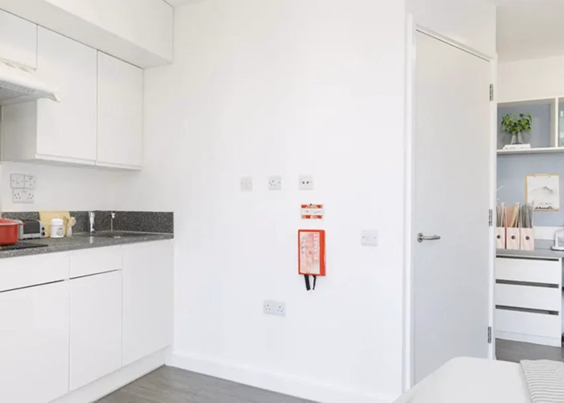 Common Area?w=400&h=260&fit=crop&q=40&auto=format&trim=auto