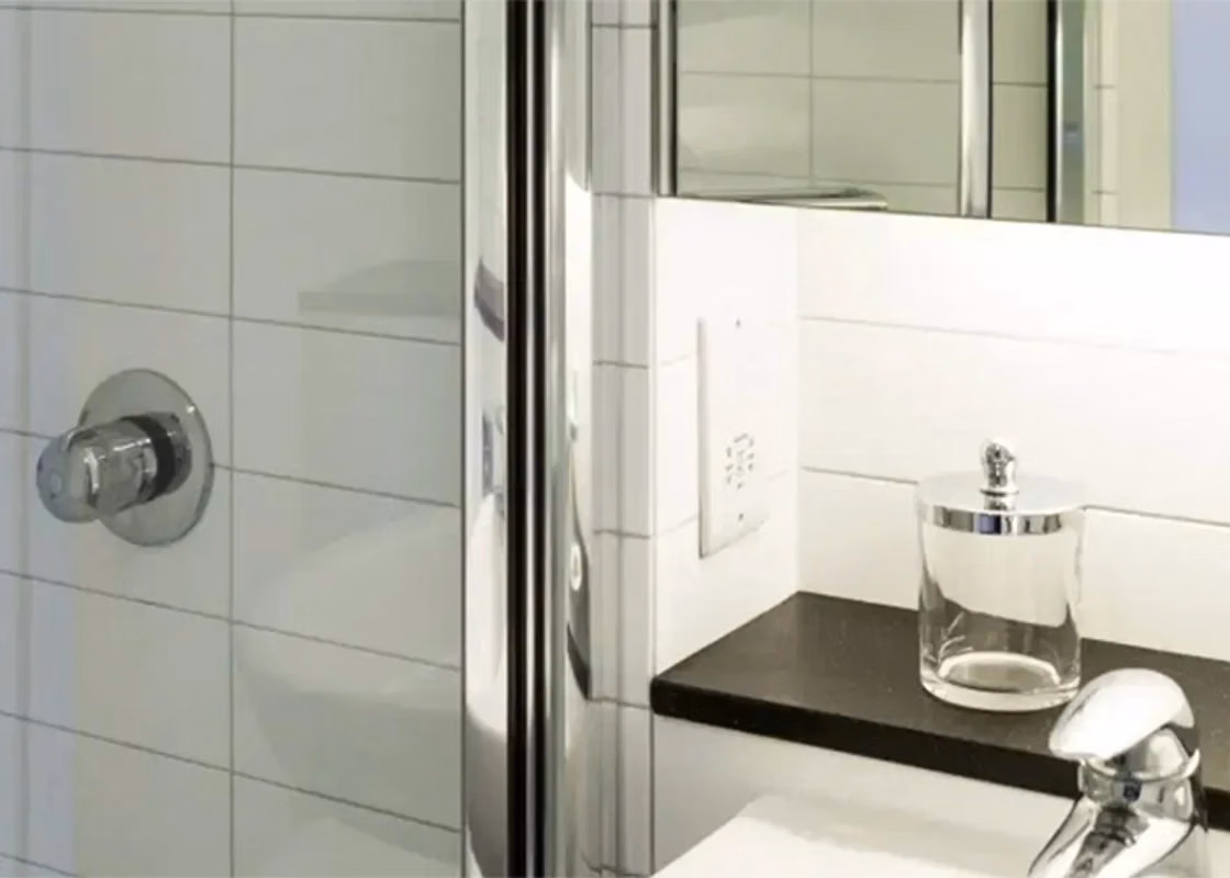 Bathroom?w=400&h=260&fit=crop&q=40&auto=format&trim=auto