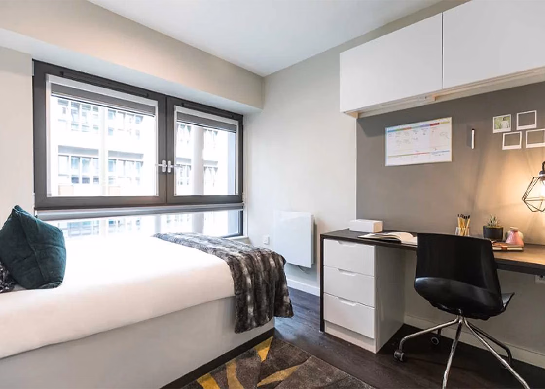 Common Area?w=400&h=260&fit=crop&q=40&auto=format&trim=auto