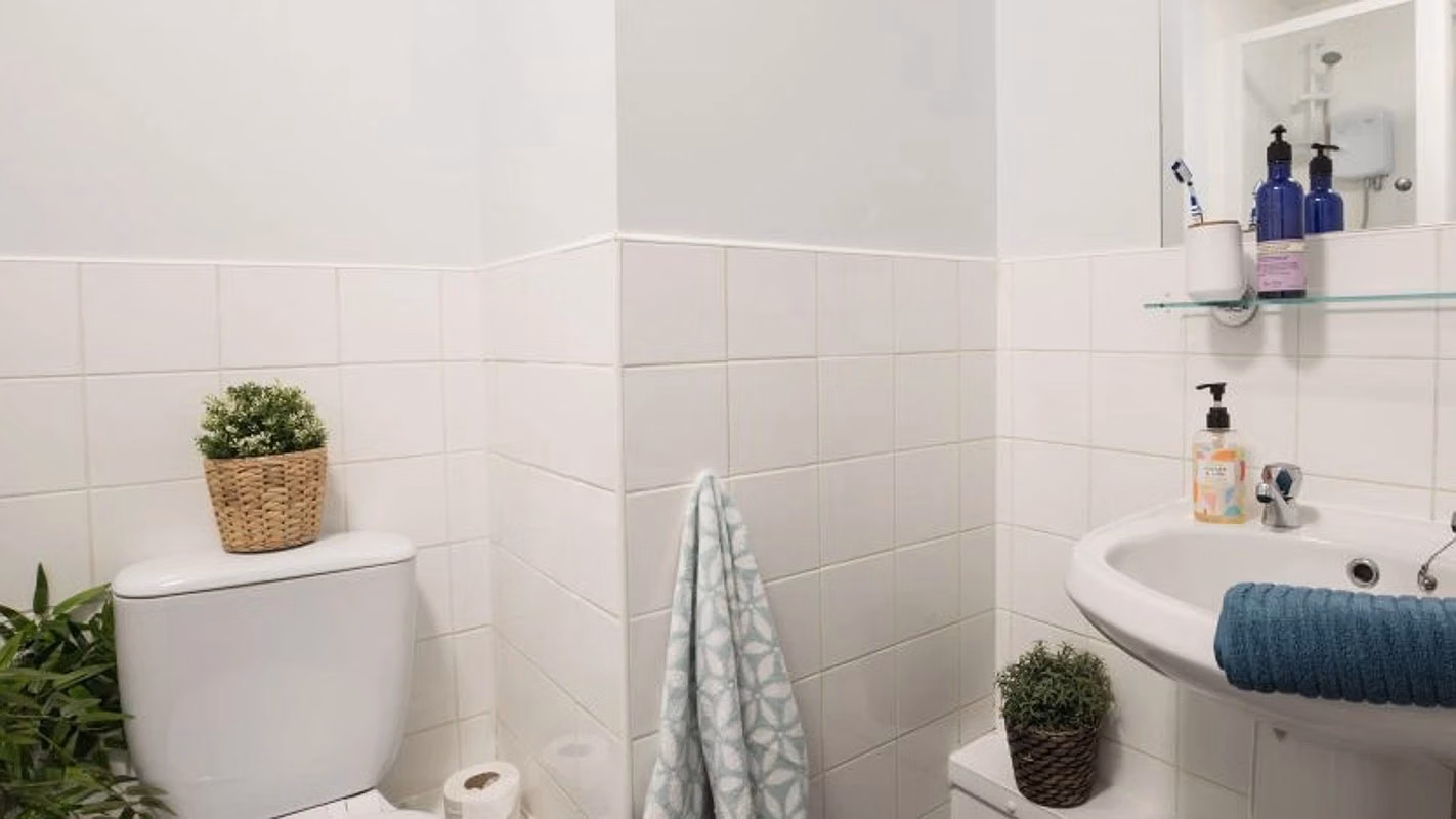 Exterior?w=400&h=260&fit=crop&q=40&auto=format&trim=auto