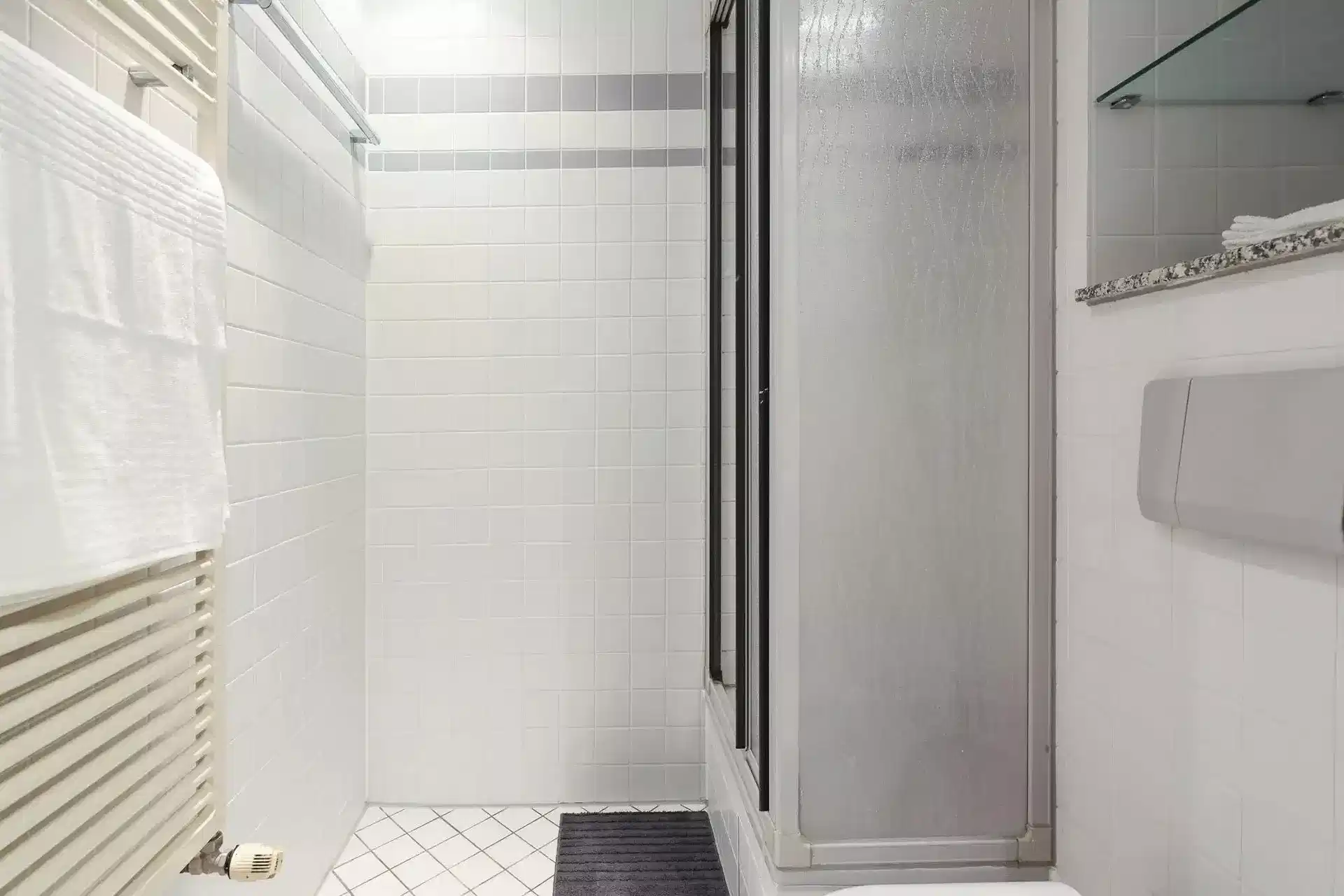 Amenities?w=400&h=260&fit=crop&q=40&auto=format&trim=auto