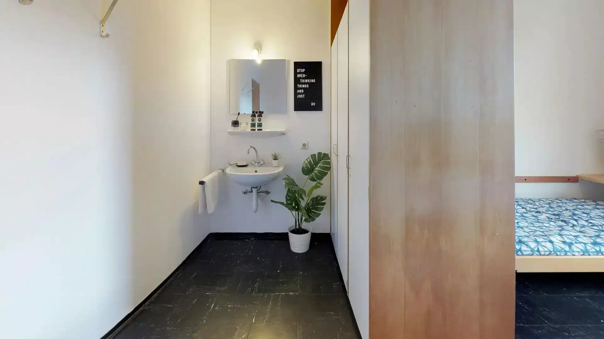 Common Area?w=400&h=260&fit=crop&q=40&auto=format&trim=auto