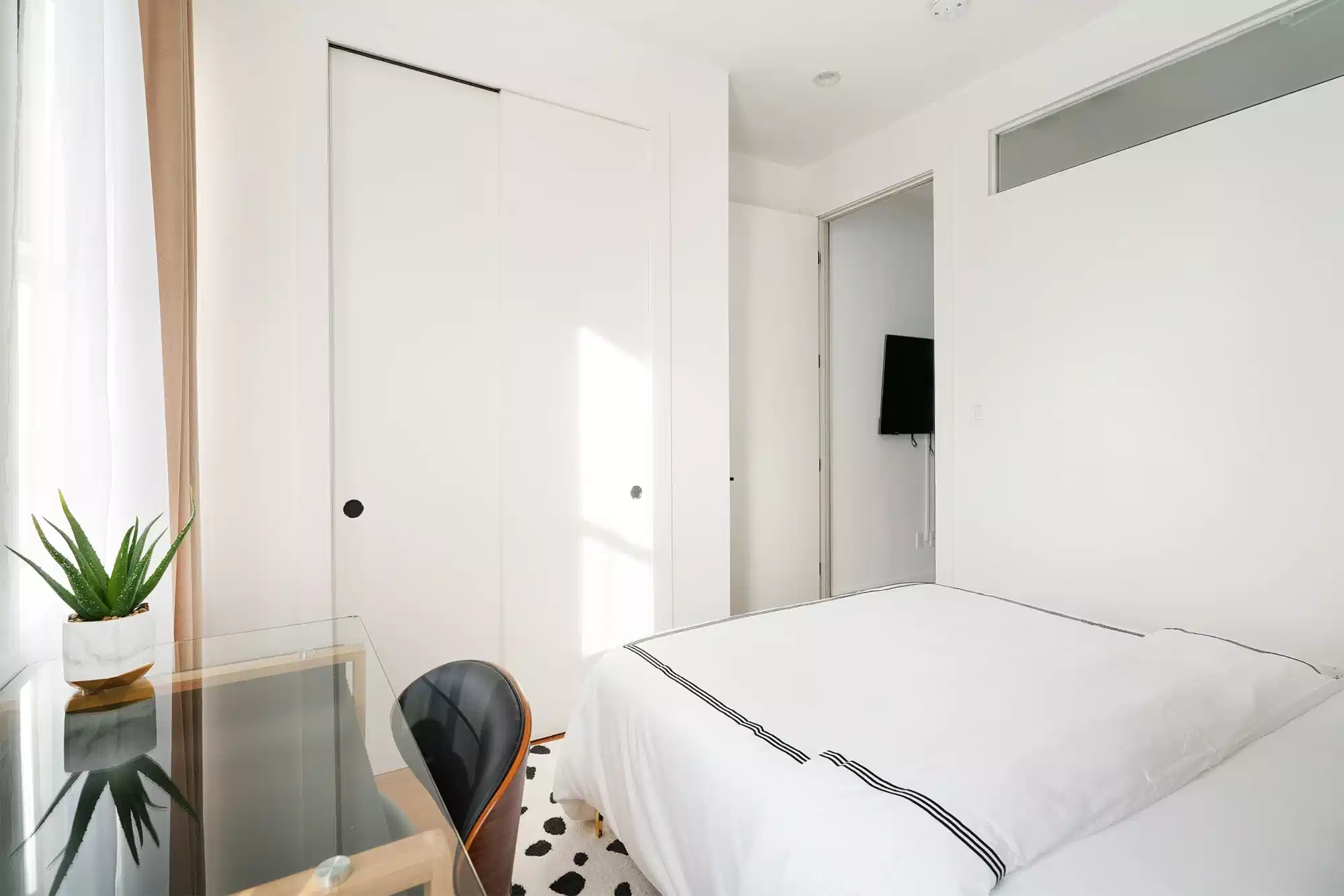 Common Area?w=400&h=260&fit=crop&q=40&auto=format&trim=auto