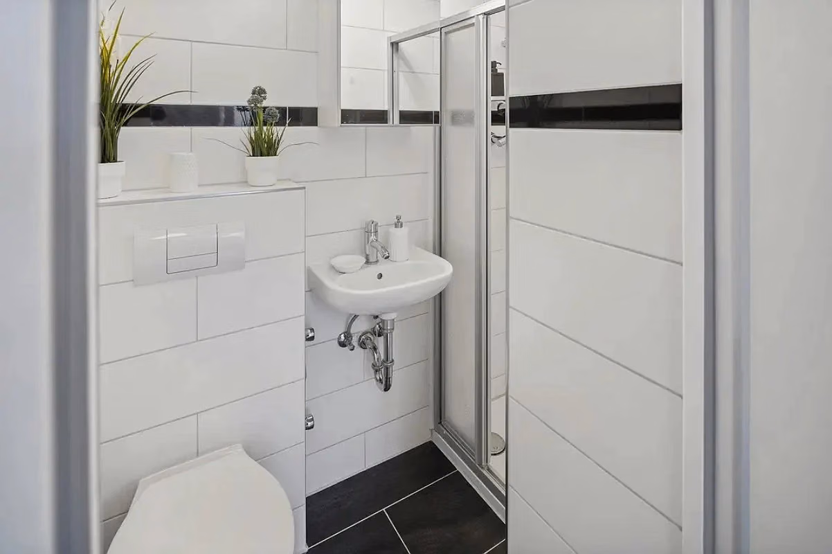 Single Medium Standard - Amenities?w=400&h=260&fit=crop&q=40&auto=format&trim=auto