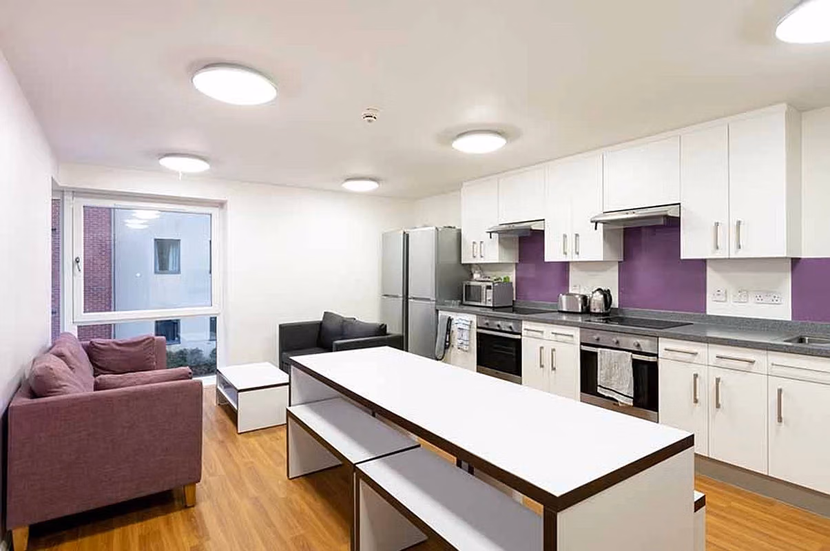 Amenities?w=400&h=260&fit=crop&q=40&auto=format&trim=auto