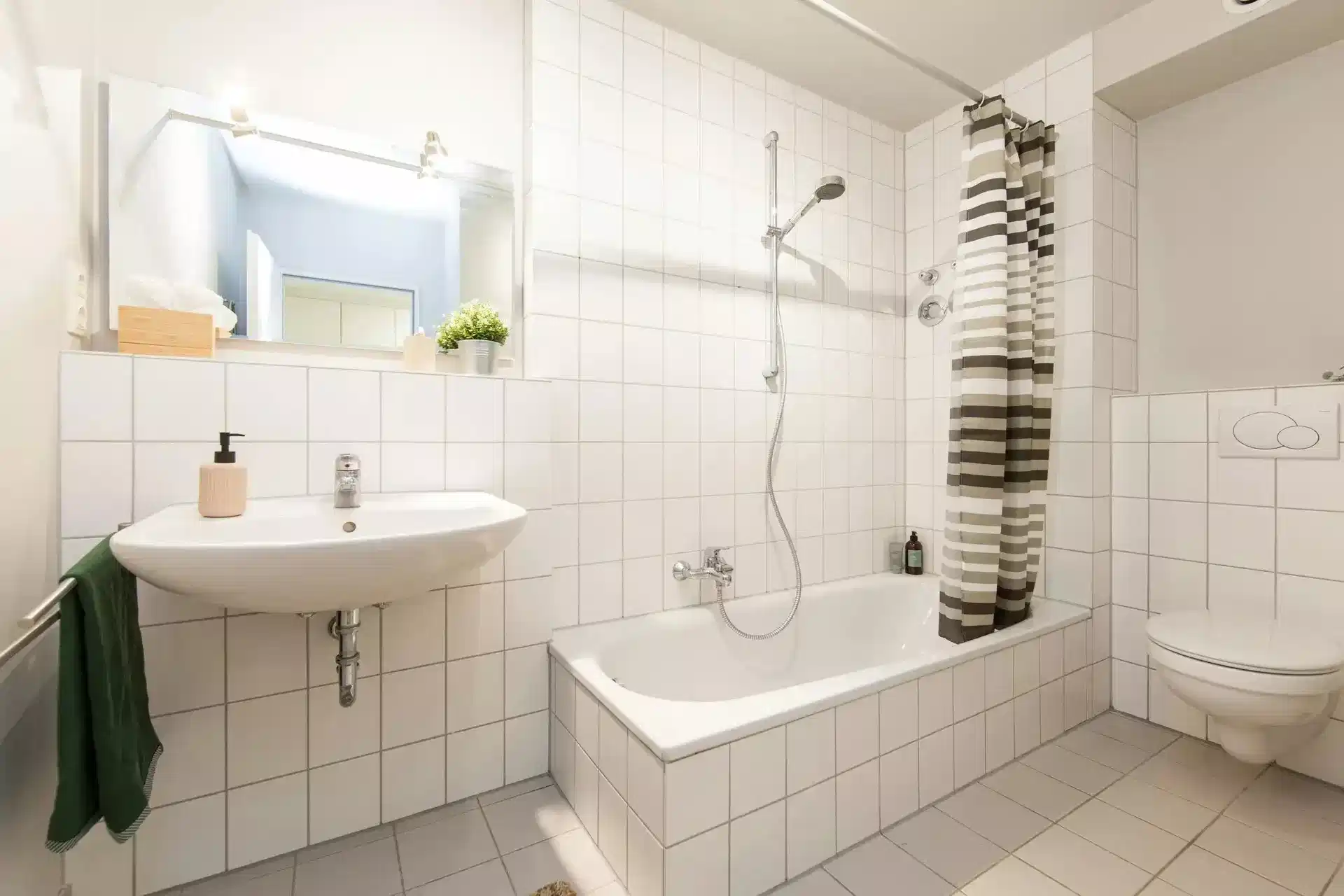 Shared Large Standard - Bedroom?w=400&h=260&fit=crop&q=40&auto=format&trim=auto