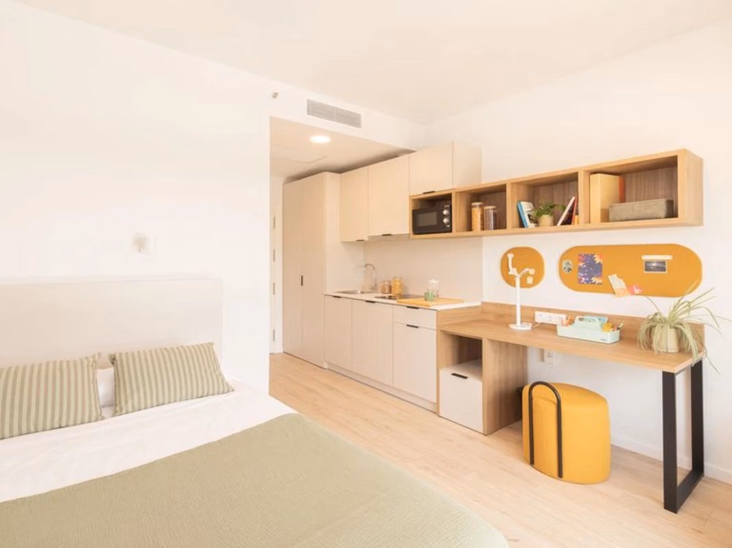 Common Area?w=400&h=260&fit=crop&q=40&auto=format&trim=auto