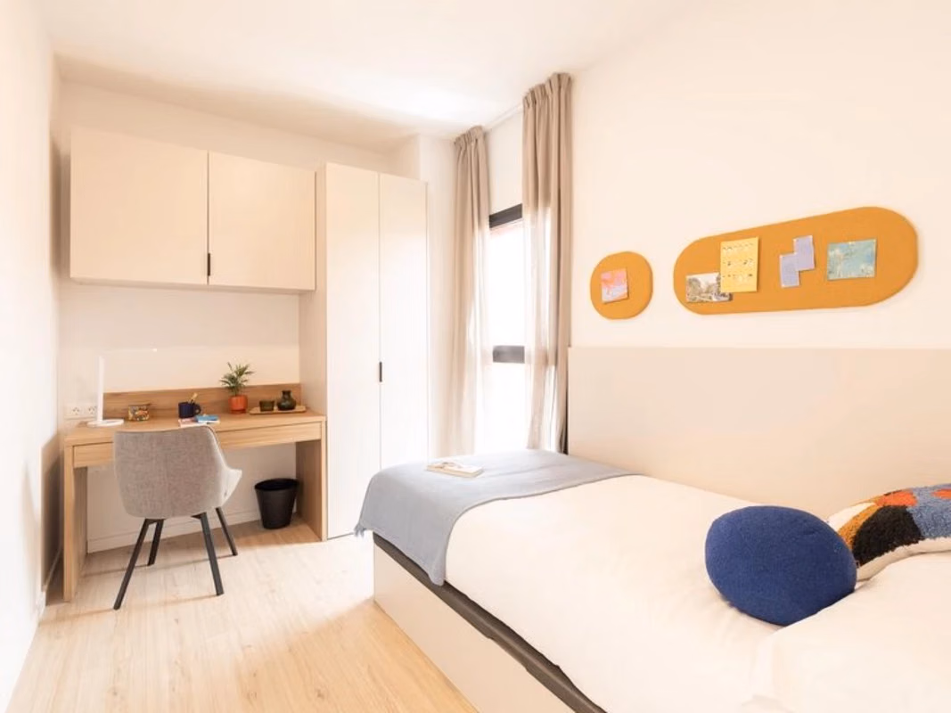 Common Area?w=400&h=260&fit=crop&q=40&auto=format&trim=auto