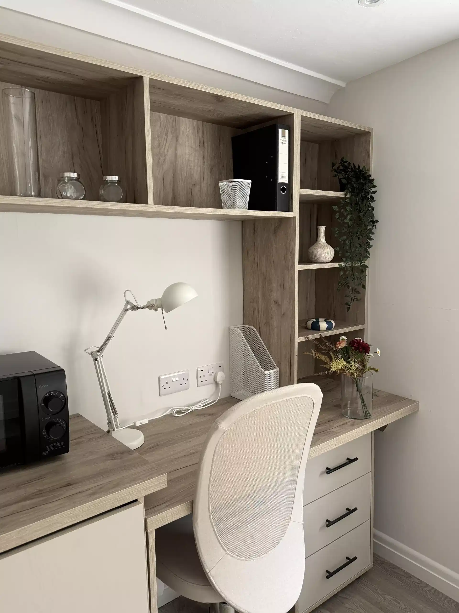 Common Area?w=400&h=260&fit=crop&q=40&auto=format&trim=auto