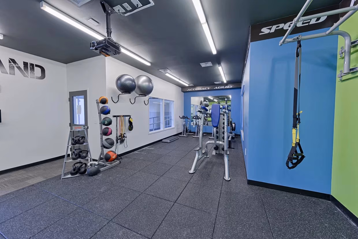 Common Area?w=400&h=260&fit=crop&q=40&auto=format&trim=auto