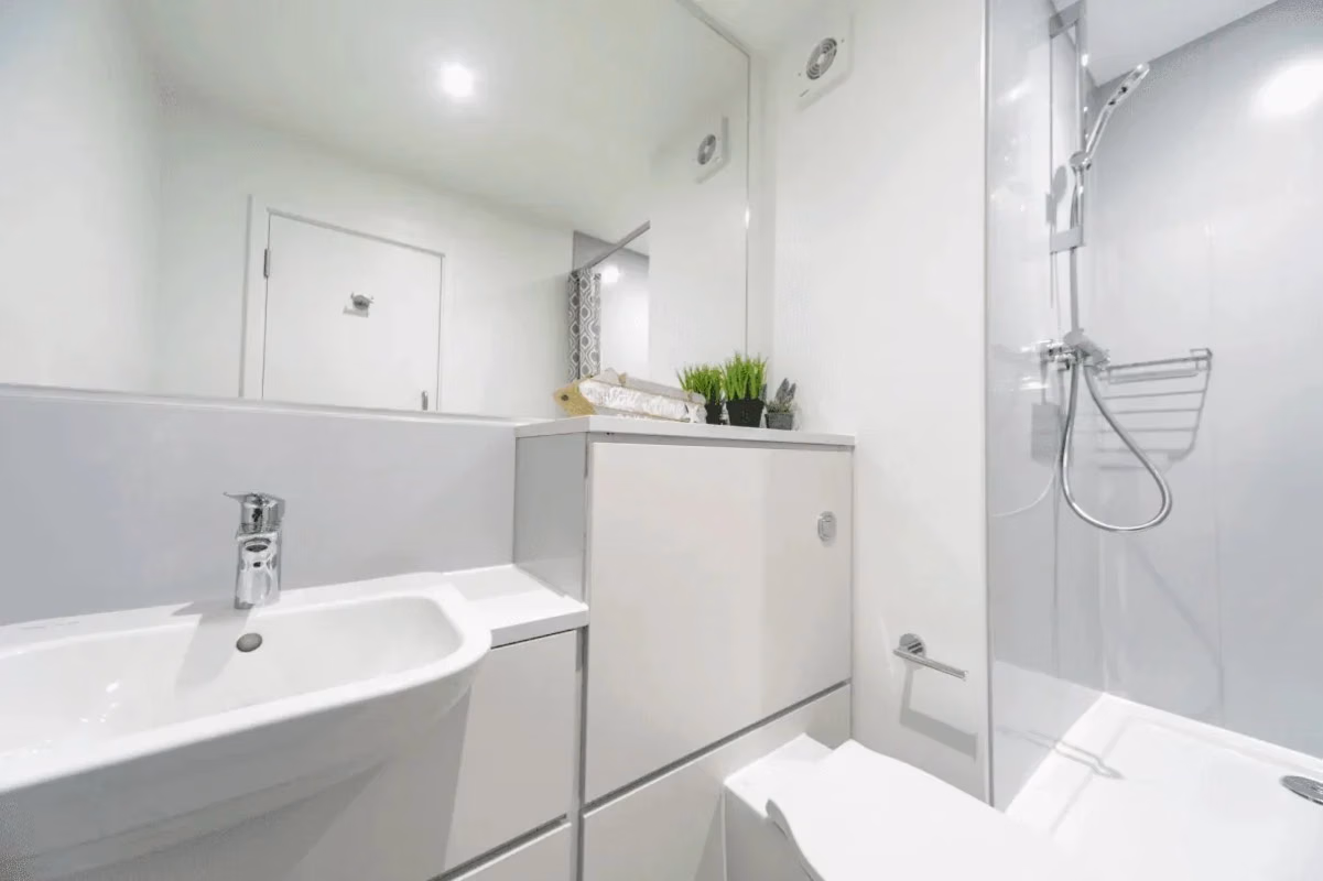 Exterior?w=400&h=260&fit=crop&q=40&auto=format&trim=auto