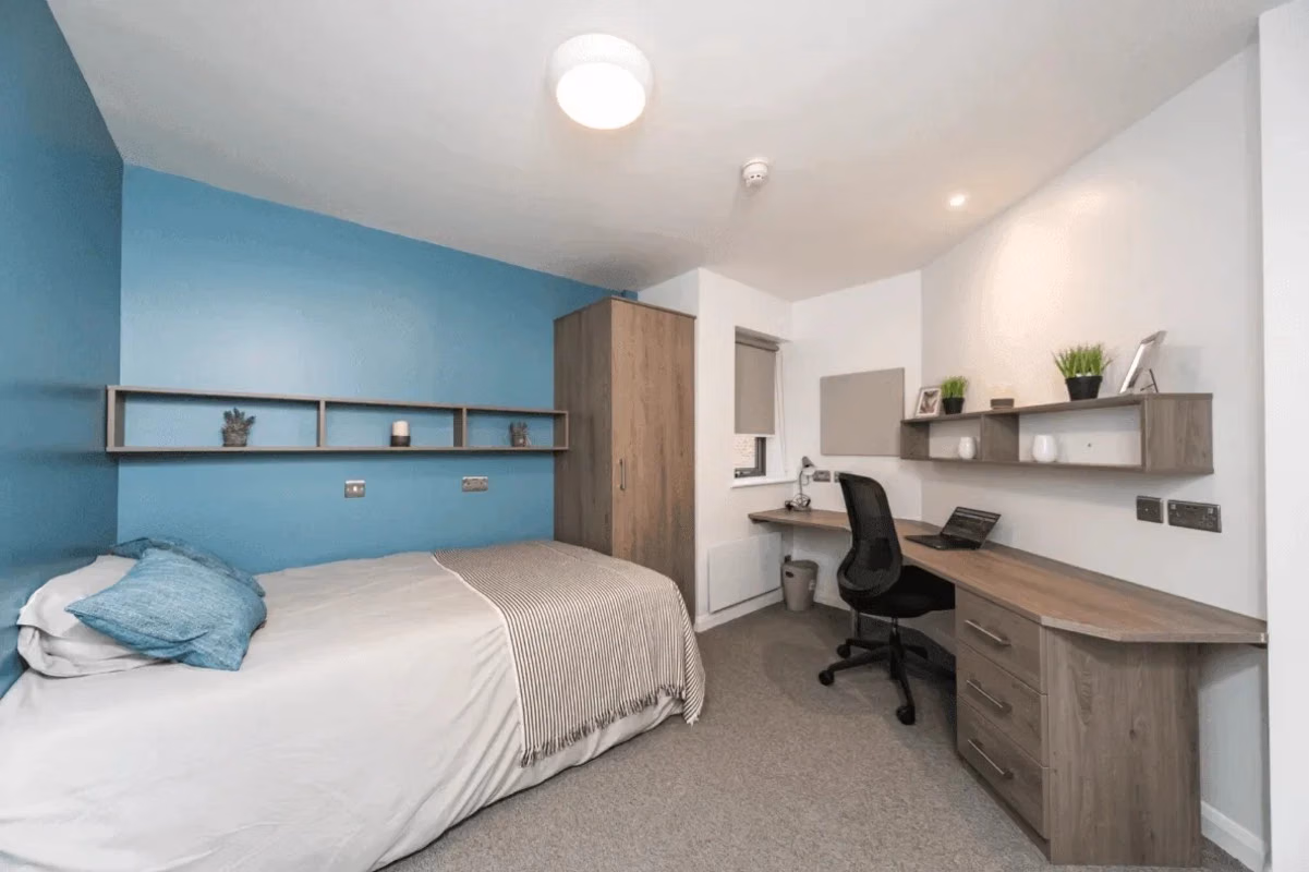 Exterior?w=400&h=260&fit=crop&q=40&auto=format&trim=auto