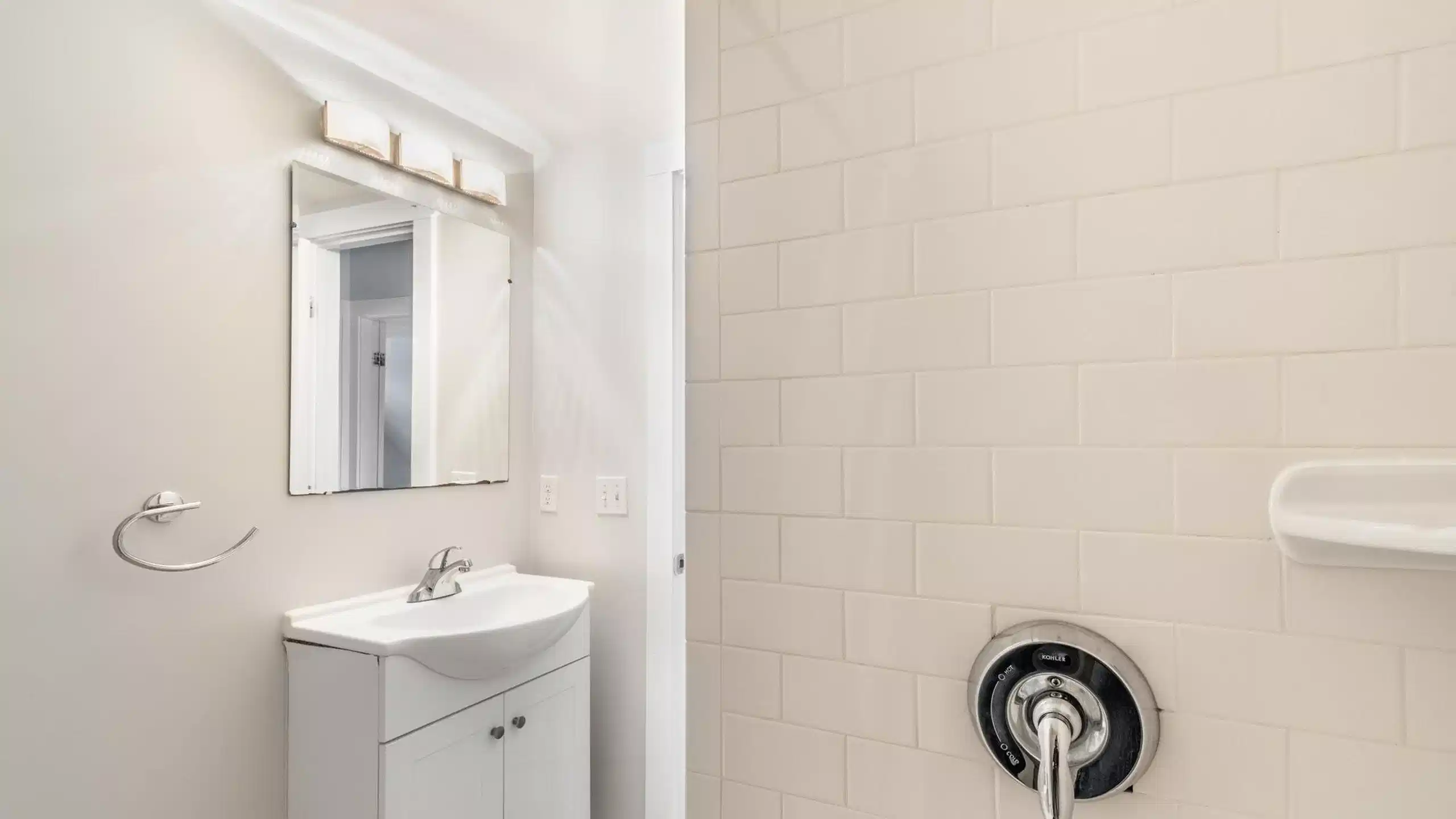 Bathroom?w=400&h=260&fit=crop&q=40&auto=format&trim=auto