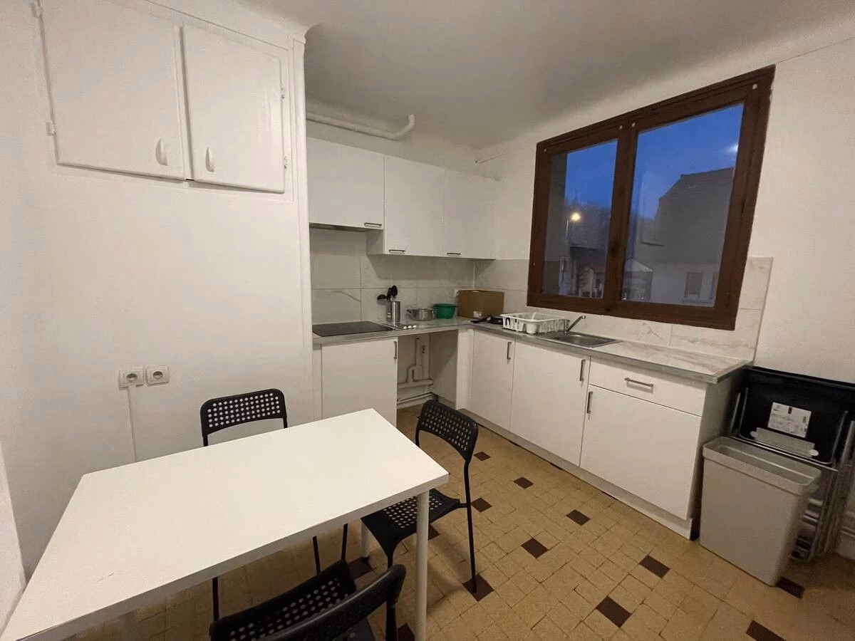 Exterior?w=400&h=260&fit=crop&q=40&auto=format&trim=auto