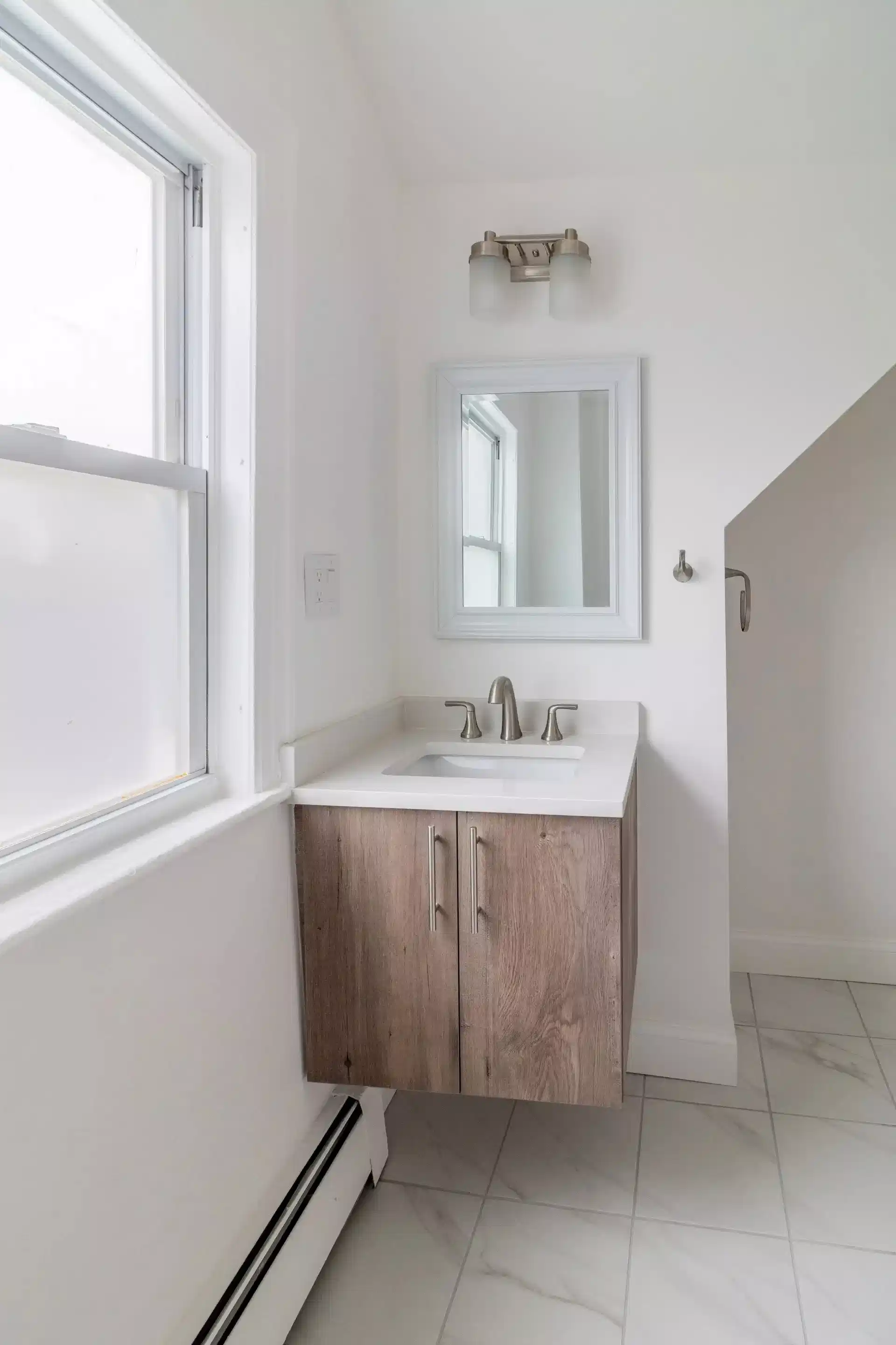 Bathroom?w=400&h=260&fit=crop&q=40&auto=format&trim=auto
