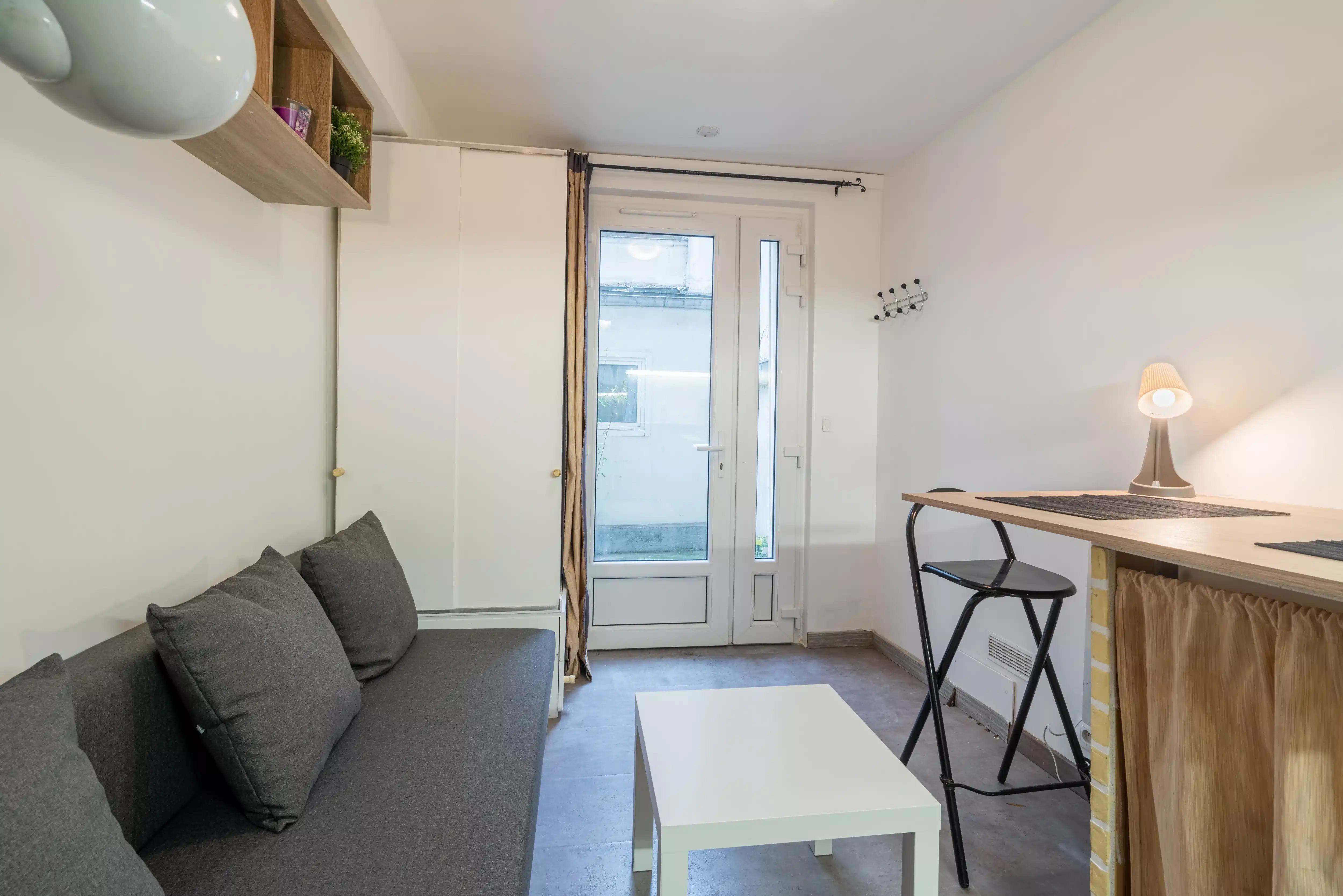 Common Area?w=400&h=260&fit=crop&q=40&auto=format&trim=auto