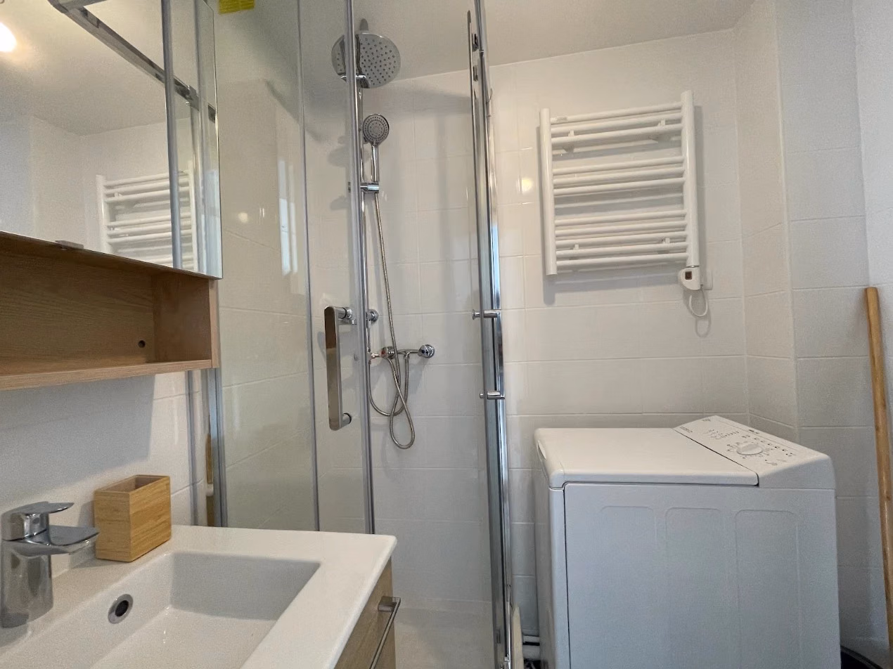 1 Bedroom 1 Bathroom (XP-67) - Bathroom?w=400&h=260&fit=crop&q=40&auto=format&trim=auto