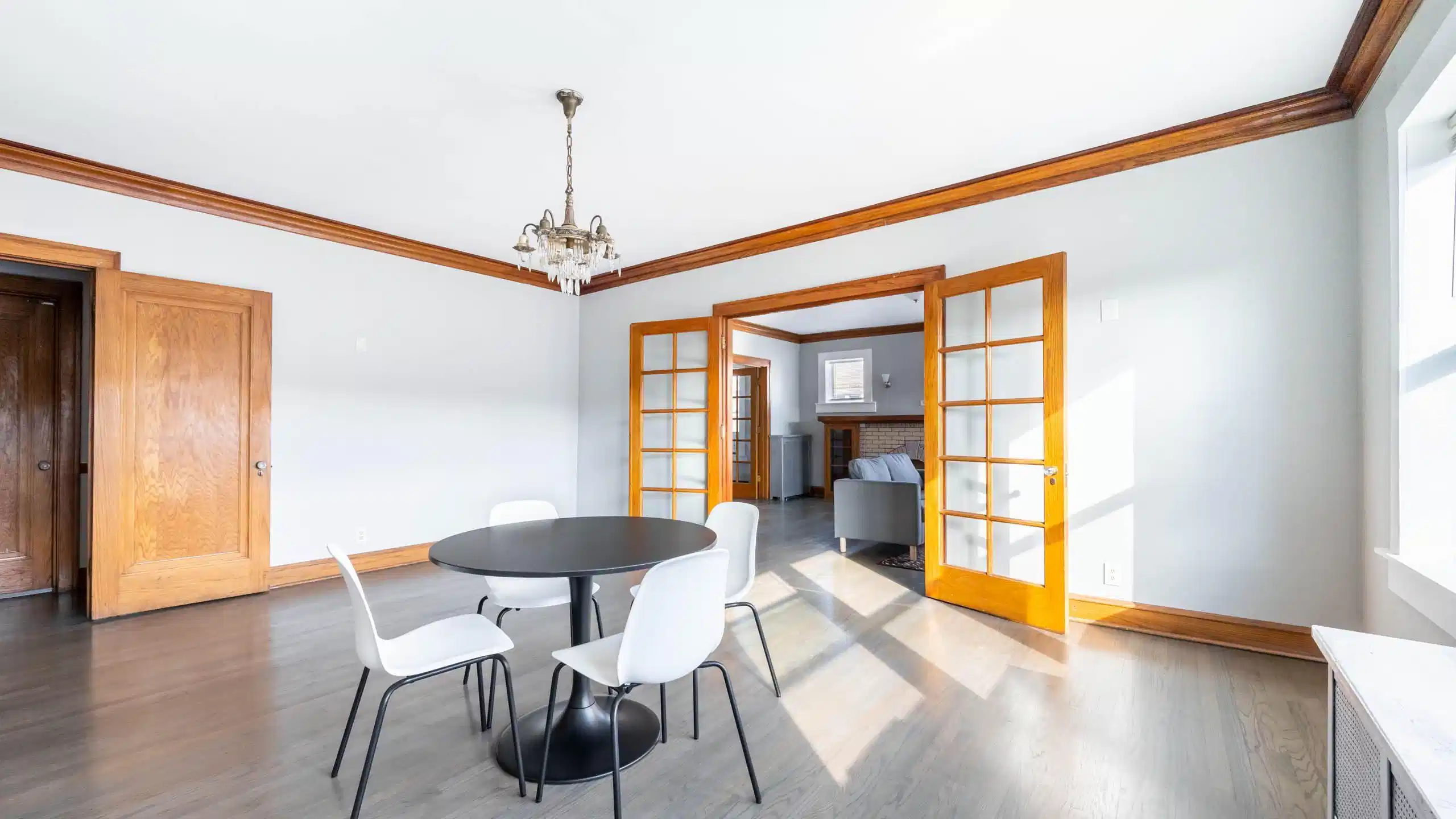 Bathroom?w=400&h=260&fit=crop&q=40&auto=format&trim=auto