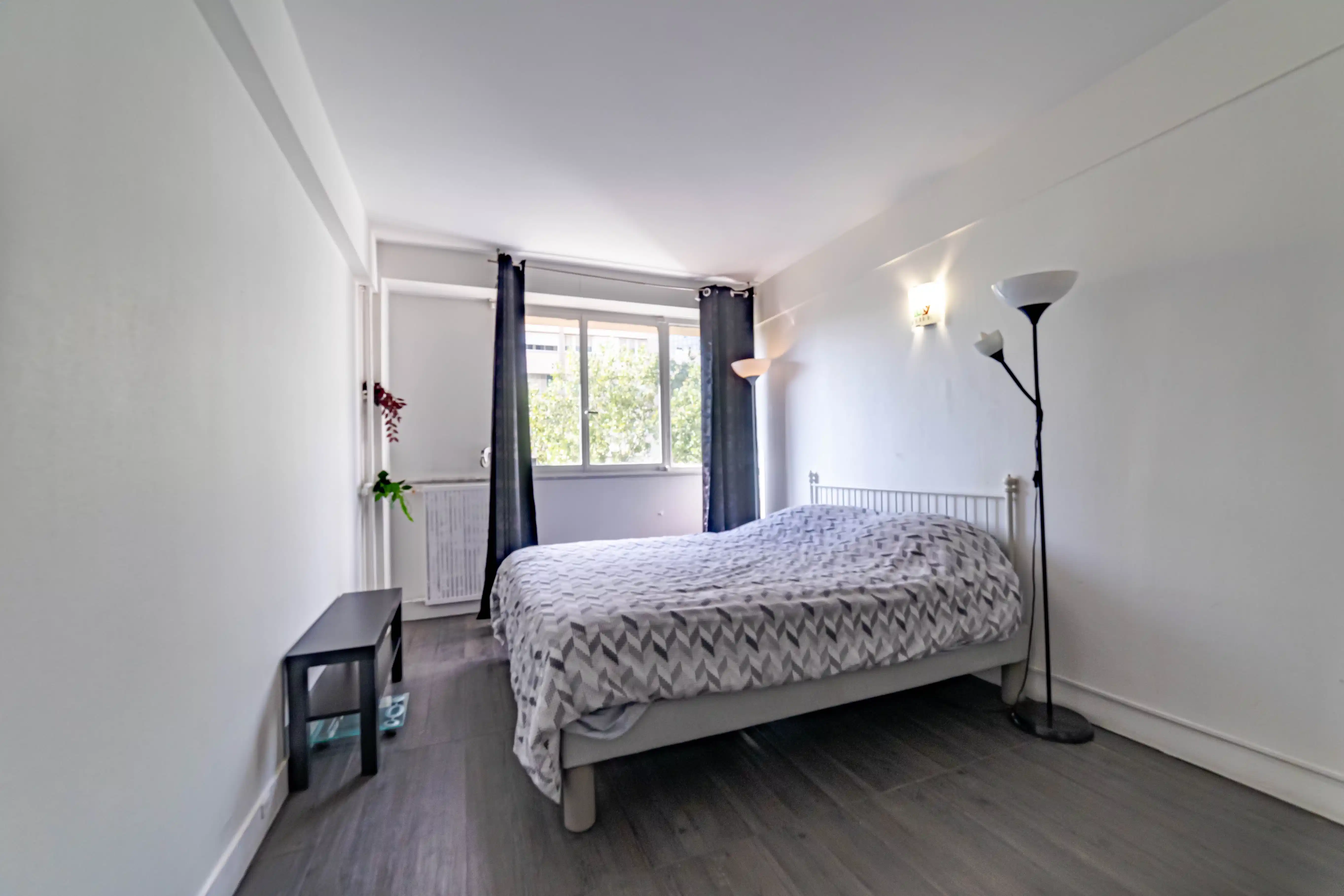 Exterior?w=400&h=260&fit=crop&q=40&auto=format&trim=auto