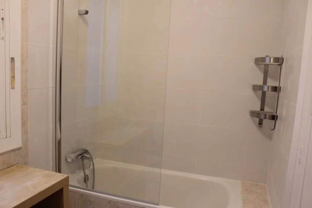 Exterior?w=400&h=260&fit=crop&q=40&auto=format&trim=auto