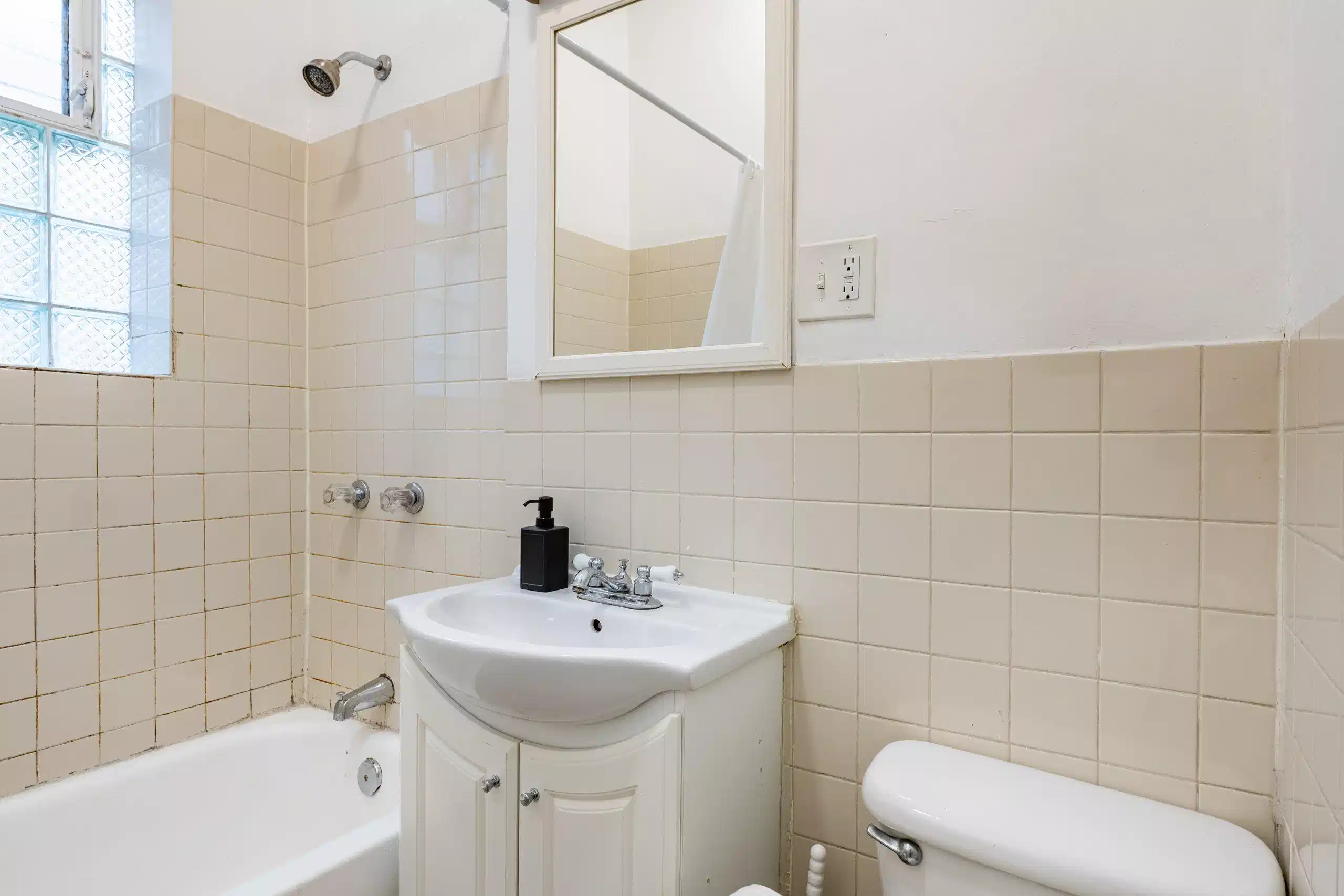 Bathroom?w=400&h=260&fit=crop&q=40&auto=format&trim=auto