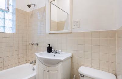 Bathroom?w=400&h=260&fit=crop&q=40&auto=format&trim=auto