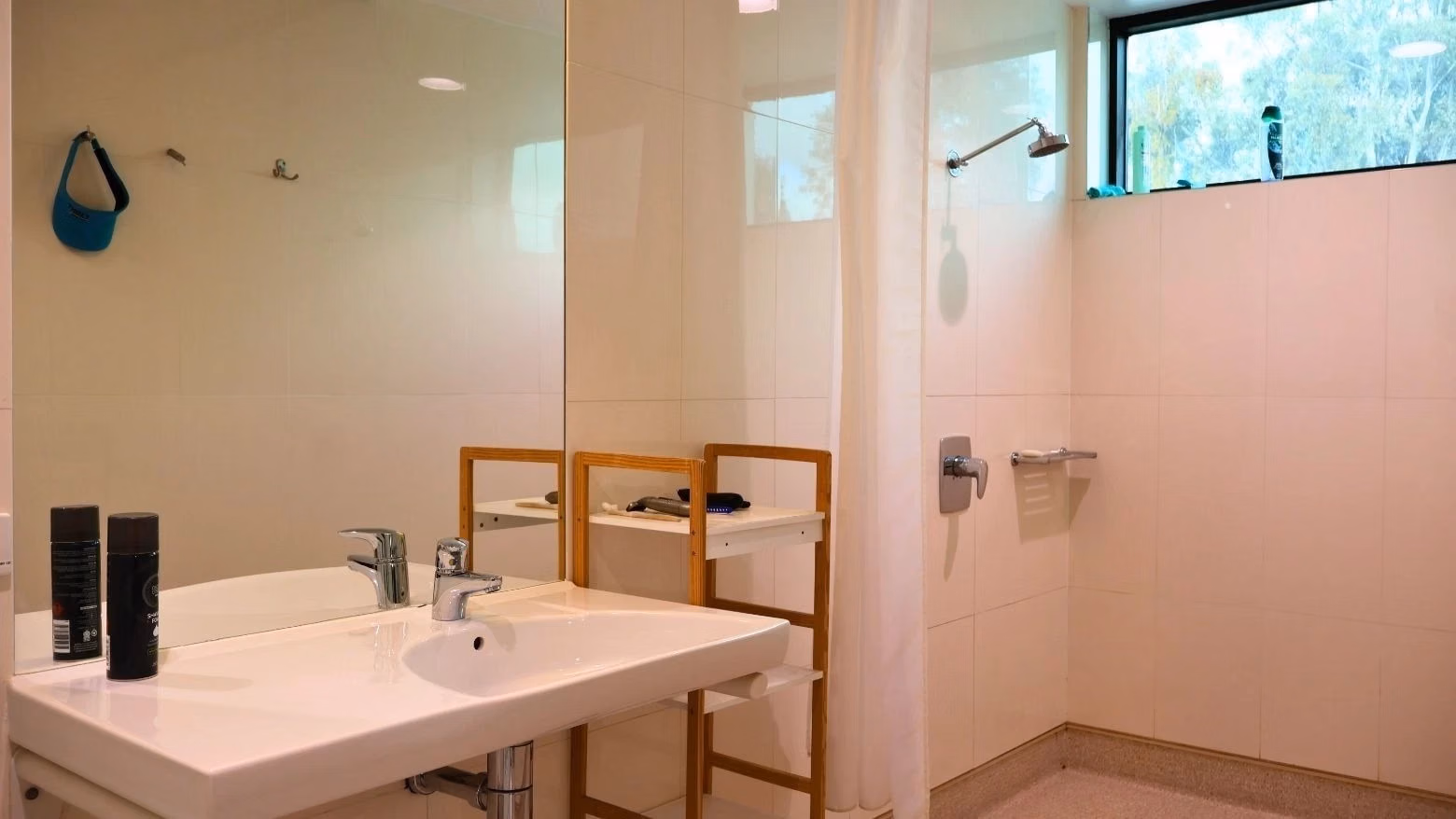 Exterior?w=400&h=260&fit=crop&q=40&auto=format&trim=auto