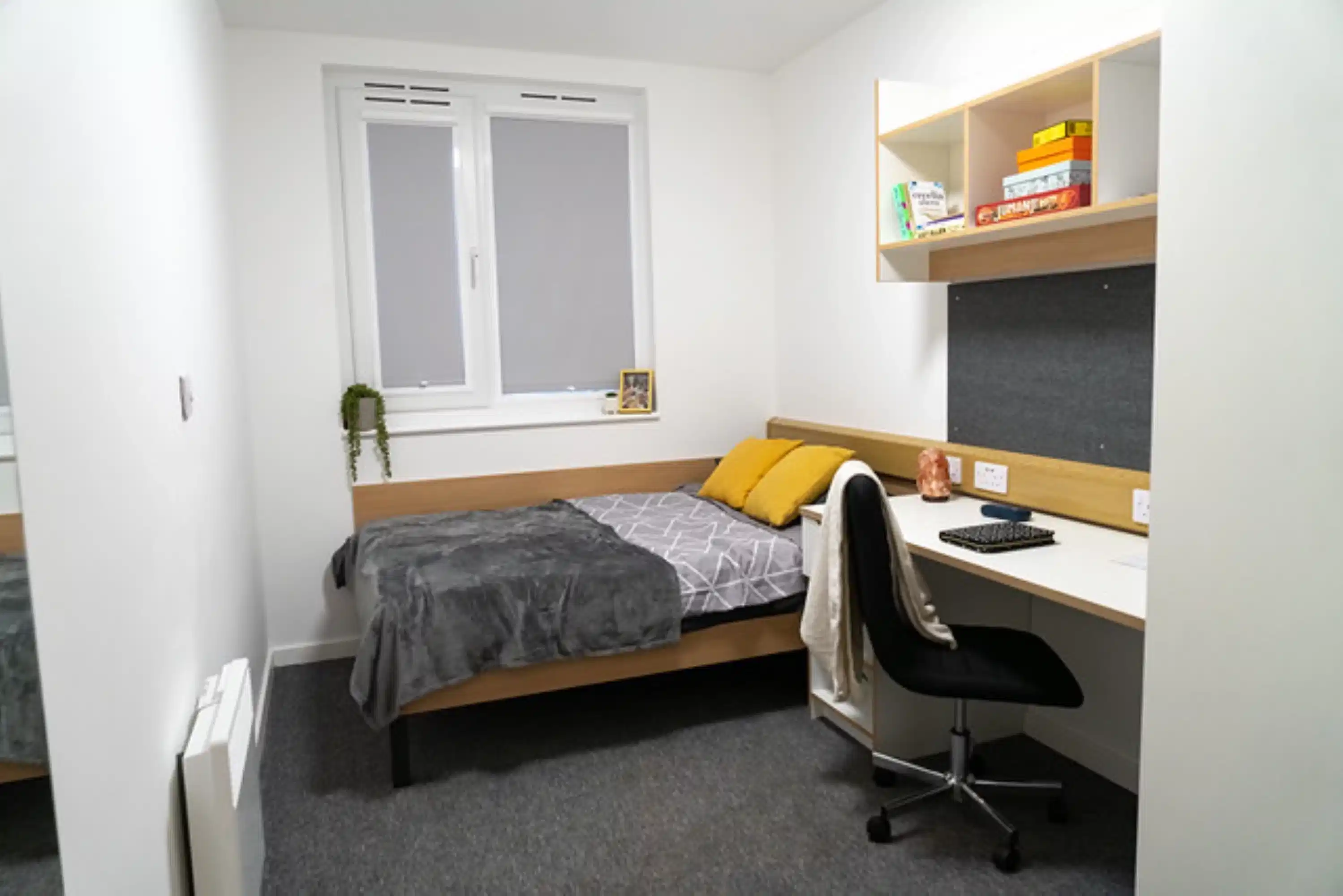 Exterior?w=400&h=260&fit=crop&q=40&auto=format&trim=auto