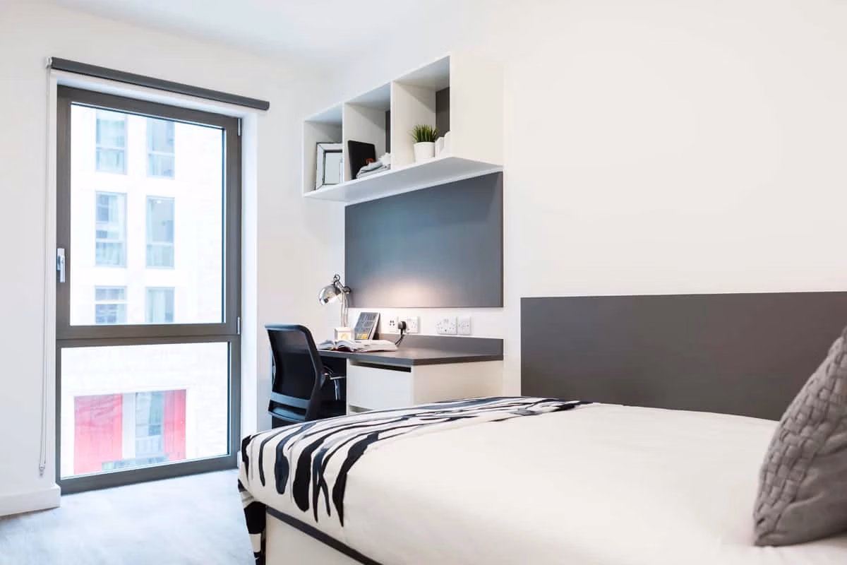 Bedroom?w=400&h=260&fit=crop&q=40&auto=format&trim=auto