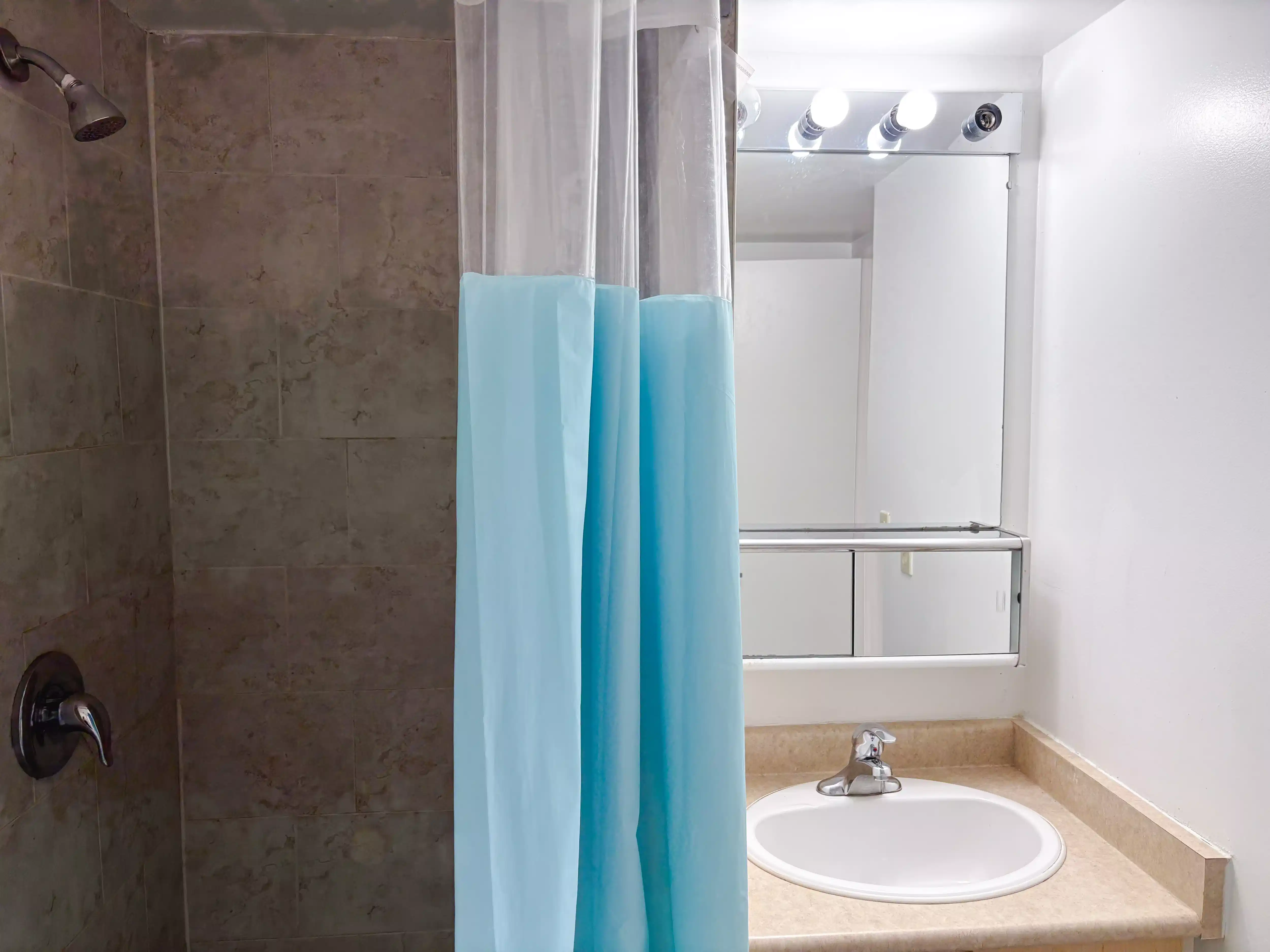 Amenities?w=400&h=260&fit=crop&q=40&auto=format&trim=auto