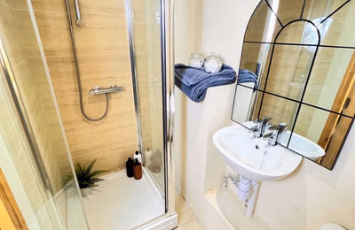 Two Bedroom Apartment - Kitchen?w=400&h=260&fit=crop&q=40&auto=format&trim=auto